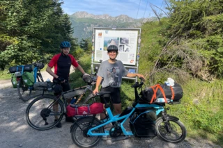 Nelly und Uli stehen mit ihren Fahrrädern am Fernpass.