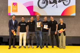 7 Menschen stehen auf einer Bühne. Die zwei Männer in der Mitte haben Eurobike Award Urkunden in der Hand.