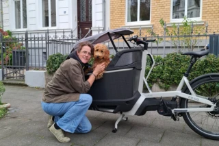 Barbara Zimmermann mit ihrem Hund Pauli. Pauli sitzt in der Box des Ca Go FS200 Life, Barbara sitzt davor.