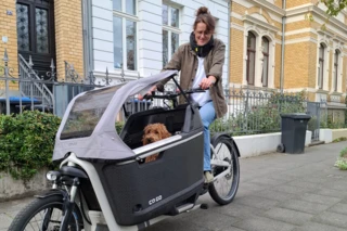 Barbara fährt das Ca Go FS200 Life. Hündin Pauli sitzt in der Transportbox.