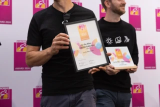 Nahaufnahme von einem Menschen, der eine Eurobike Award Urkunde in der Hand hat.