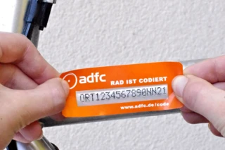 Zu sehen ist ein ADFC Aufkleber mit der Fahrradnummer.