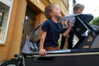 Zwei Kinder klettern aus der Box des Ca Go FS Life.