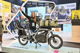 Das CS200 Exclusive steht auf der Eurobike auf einem Podest. Dahinter steht eine Frau.