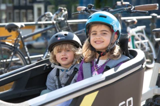 Zwei Kinder sitzen in der Transportbox des FS Life.