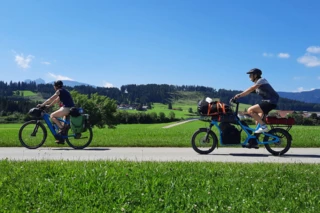 Birgit und Nelly fahren durch das Allgäu. Nelly fährt das Ca Go CS.