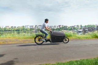 Mann fährt mit einem Ca Go FS Vario über einen einsamen Gehweg.