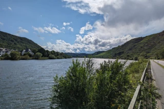 Aufnahme von einem Fluss. Rechts ist ein Fahrradweg zu erkennen