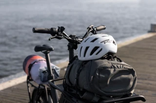 Nahaufnahme vom Ca Go CS. Auf dem Front Rack liegen eine Tasche und ein Fahrradhelm. 