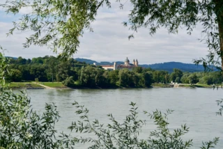 Blick auf die Donau. Im Hintergrund ist das Stift Melk zu sehen.