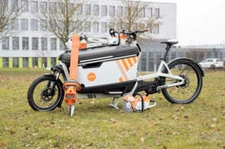 Cargobox vom FS200 Life mit individueller Folierung. Darauf steht der Firmenname "Stihl".